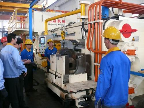 大吨位挤压机试产成功