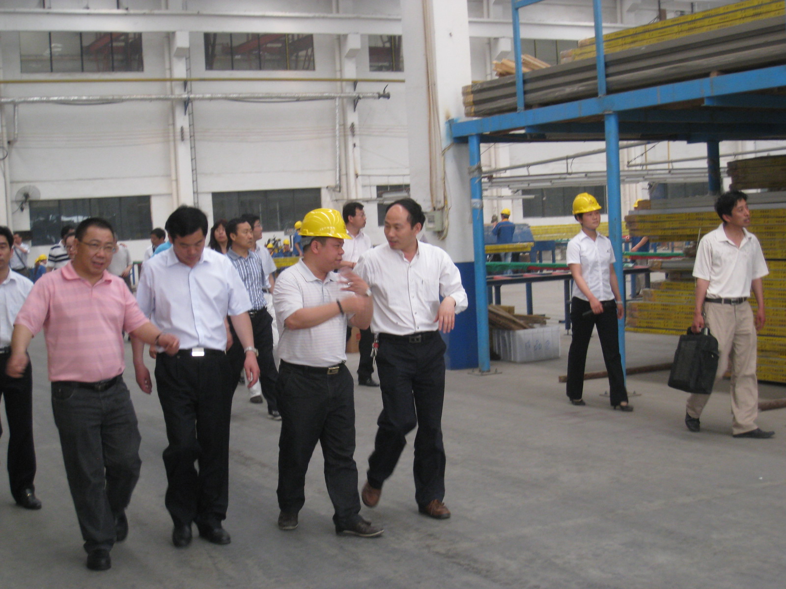 参与2011中国铝工业顶峰论坛各级辅导和嘉宾到我公司参观调查