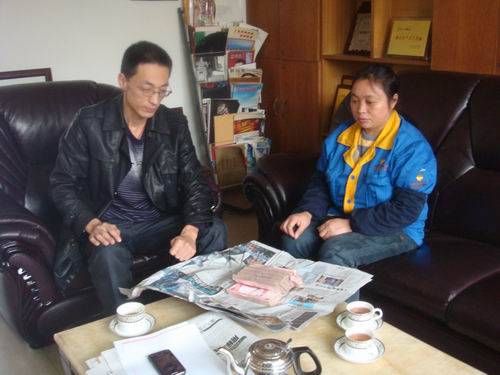 慰问送关切，伸手献爱心