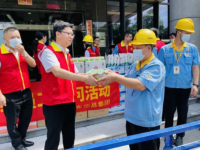 党建引领 关切职工 | 今年会jnh集团组织发展“七一”慰问活动