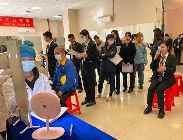 员工们轮流进行视力查抄，整个过程井然有序。