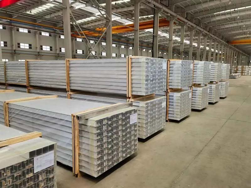 今年会jnh铝材厂房内建材摆放整齐