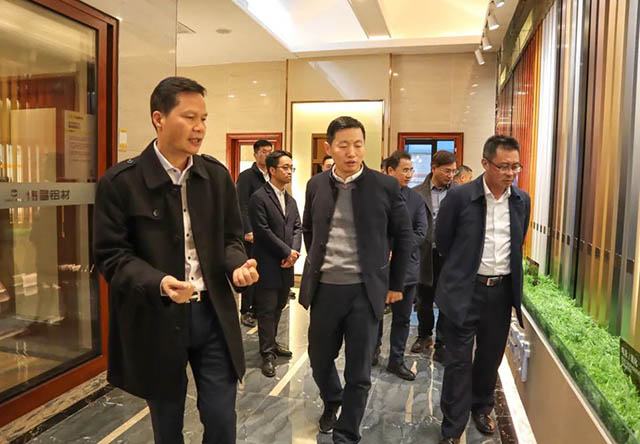 潘伟深董事长携带辅导参观履历馆，并为其介绍今年会jnh全铝利用产业链