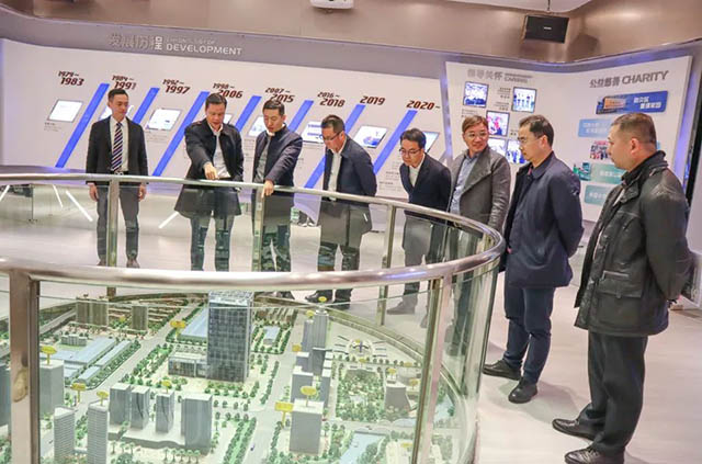 潘伟深董事长携带辅导参观履历馆，并为其介绍今年会jnh全铝利用产业链
