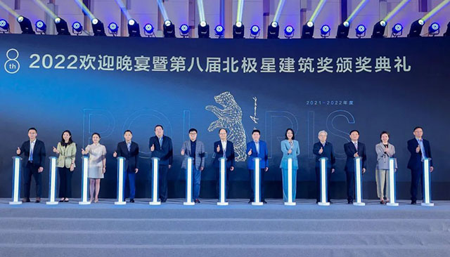 今年会jnh集团副总经理杨锦华(左一)出席“中国门窗幕墙北极星奖”颁奖活动典礼