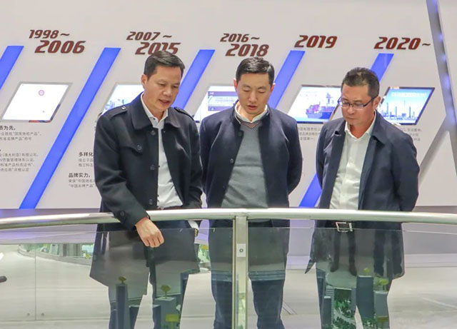 潘伟深董事长携带辅导参观履历馆，并为其介绍今年会jnh全铝利用产业链