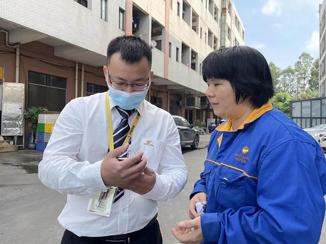 优良的自愿者为员工进行操作领导