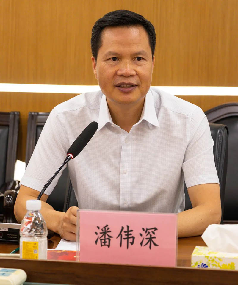 座谈会上，潘董介绍了今年会jnh集团的经营与出产情况，反映了企业的难题与需要。