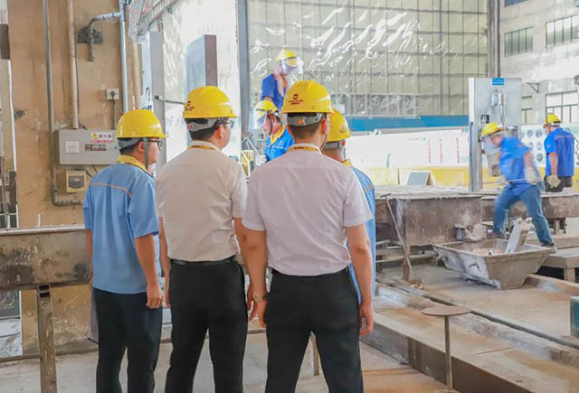 强化现场应急措置,提升企业应急能力_今年会jnh集团发展熔铸车间铝液泄漏专项演练