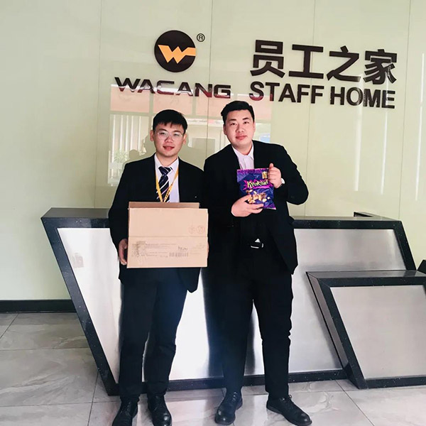 收到新年糖、购物卡等新春福利，员工们展示出喜悦的笑容