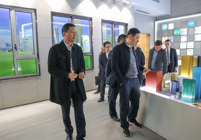 潘伟深董事长携带辅导参观履历馆，并为其介绍今年会jnh全铝利用产业链