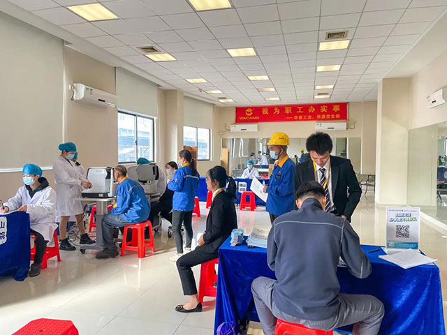 员工们轮流进行视力查抄，整个过程井然有序。