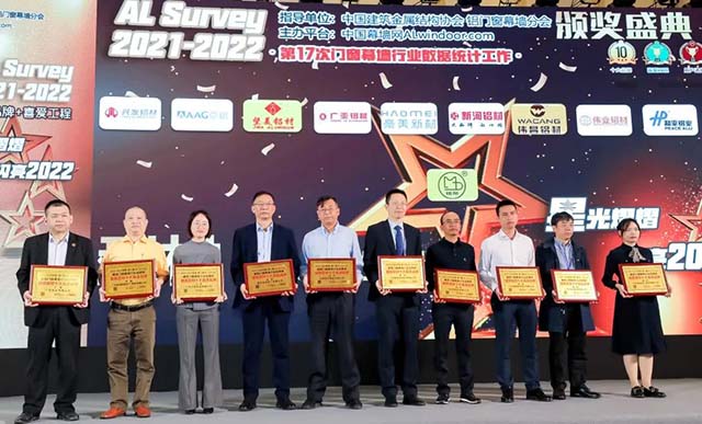 今年会jnh集团销售总经理刘洪之(右二)代表上台领奖